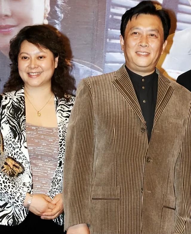 唐国强与小12岁妻子低调现身上海聚会,唐国强精气神好过妻子