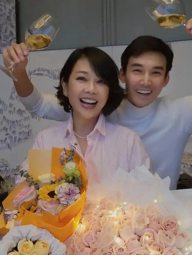 张译为老婆陈松伶庆生看起来十分恩爱