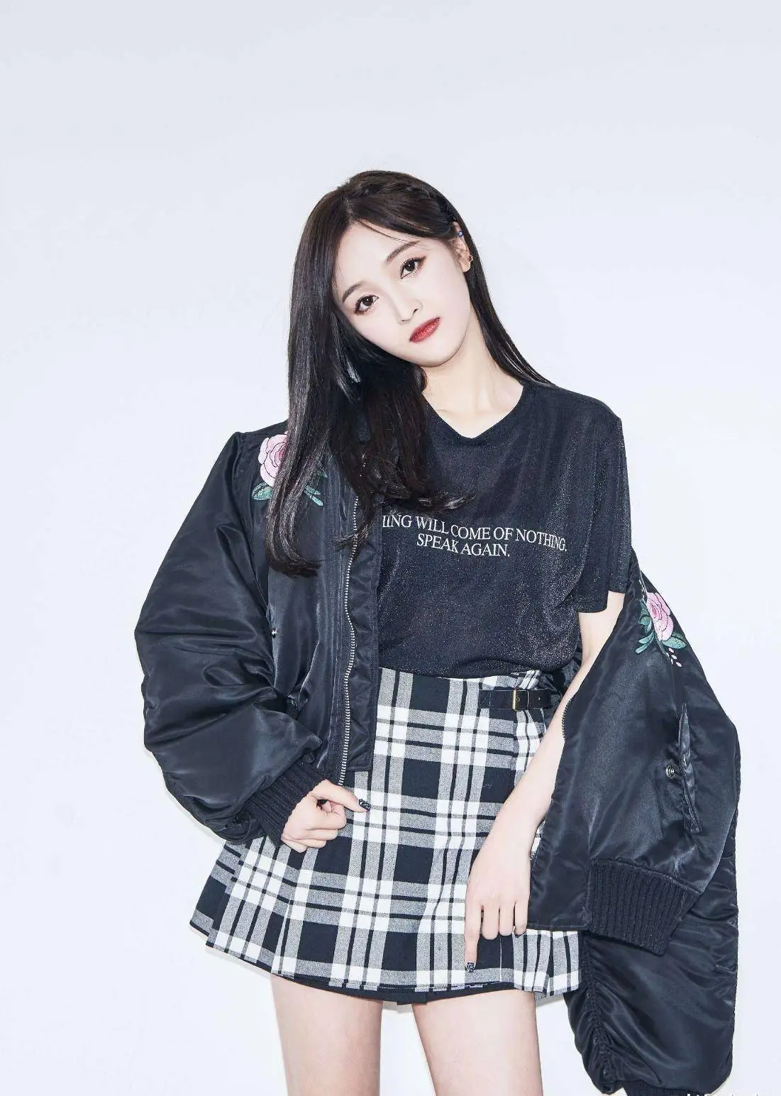 吴宣仪写真照曝光,穿牛仔拼接纱裙大秀美腿,配白t变清新少女