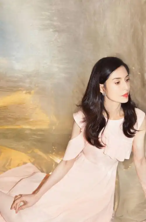 54岁李若彤穿粉色连衣裙皮肤白皙妆容精致依然不见岁月痕迹