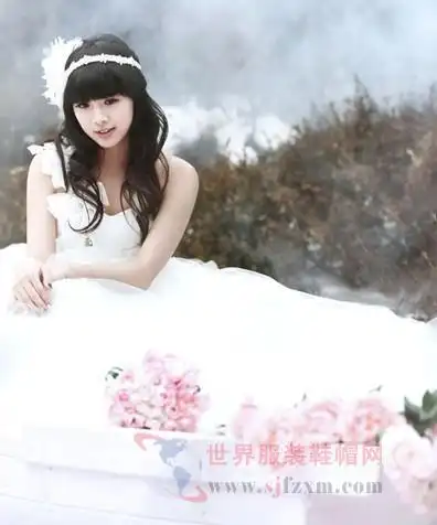 编者按:鬼鬼吴映洁于在微博晒出与张亚文的背影合照疑似公开恋情,但