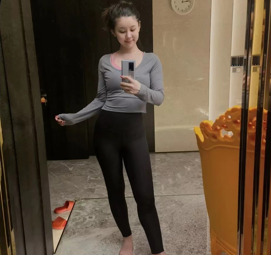 李小萌踩儿子滑板出行生完二胎不到半年瘦25斤小蛮腰抢镜好少女