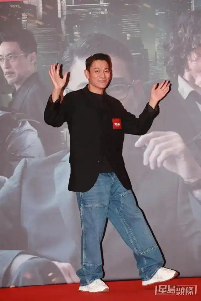 62岁刘德华也老了满头白发啤酒肚凸起一脸愁容震惊网友