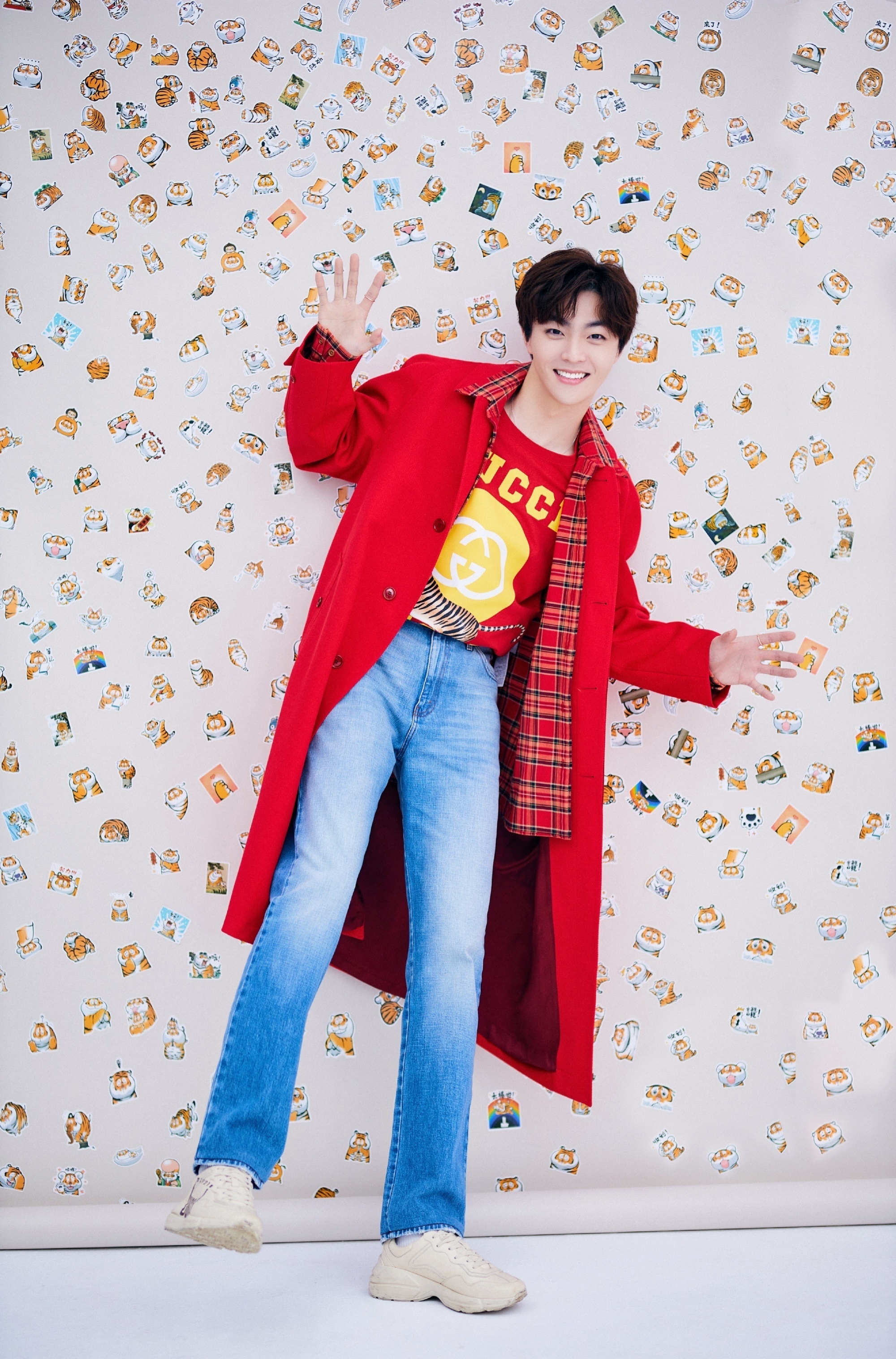 陈立农开工写真身穿红色大衣红红火火喜气洋洋