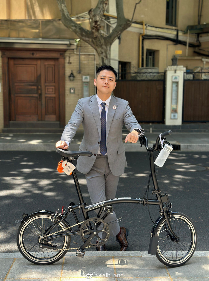 正装大叔来自水印