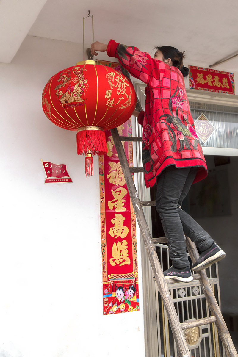 贴对联挂灯笼迎春接福过新年