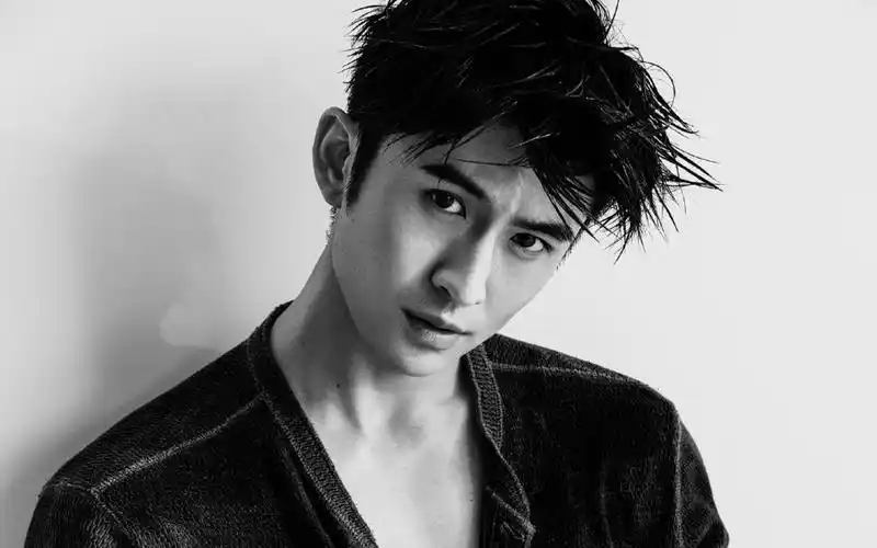 张云龙帅气冷峻黑白写真_明星电脑壁纸-壁纸族