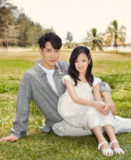 吴尊与女儿拍杂志大片女儿长发披肩网友清纯可人