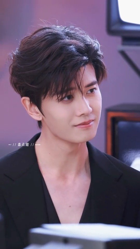 任嘉伦穿深v了##新娱