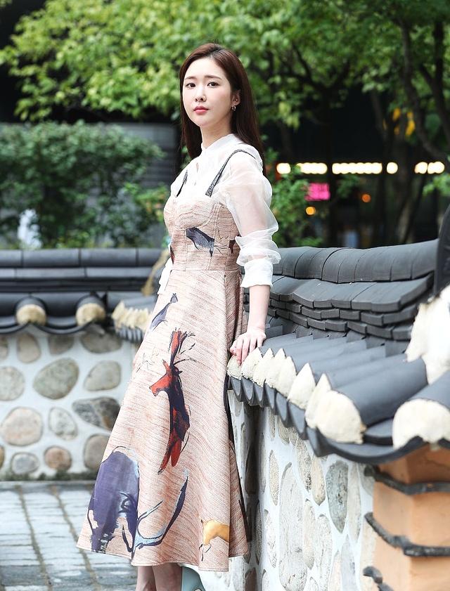 曹承希披散头发气质温柔优雅,拍照一颦一笑女神范十足