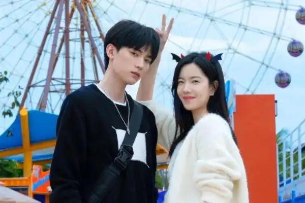 《白日梦我》改编自栖见小说讲述了什么故事?周翊然庄达菲主演?