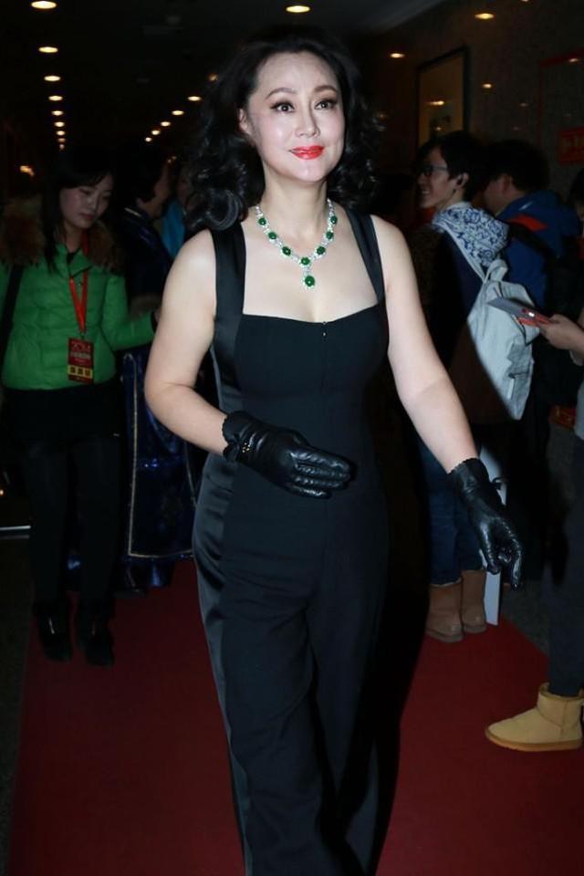 大宋佳年纪越大越有韵味,穿一身"铜钱"装走t台,照样抓人眼球