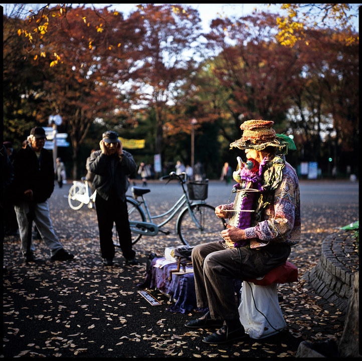 公园里卖艺的外国老头