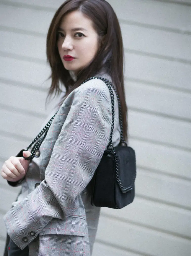 赵薇母亲晚年遭遇巨变儿子离婚女儿封杀丈夫因病去世