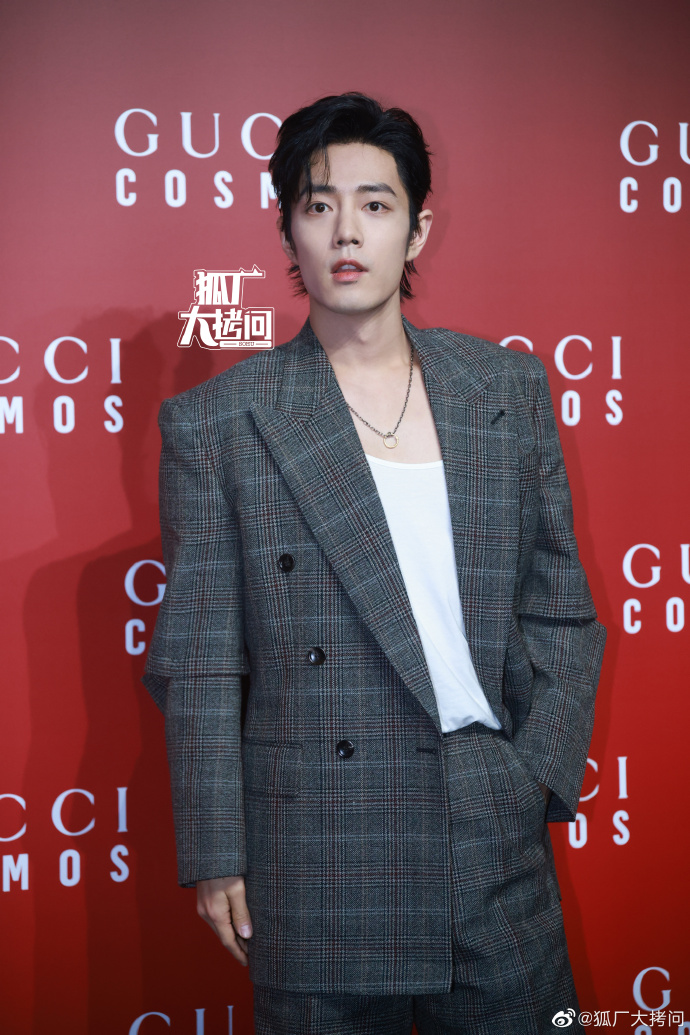 肖战大背头破洞西装造型##肖战大开口破洞裤##肖战覃头