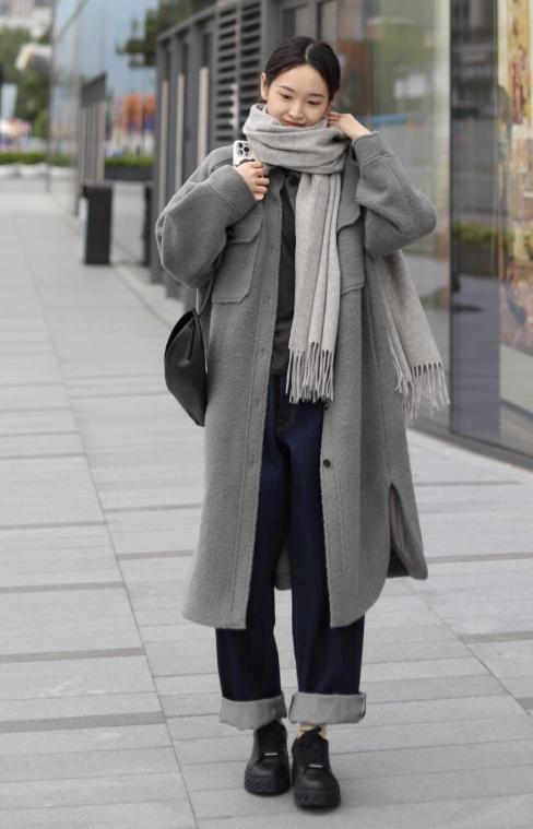 建议你们今年可以来尝试阔腿裤,尤其是当它和大衣搭配起来真的很好穿
