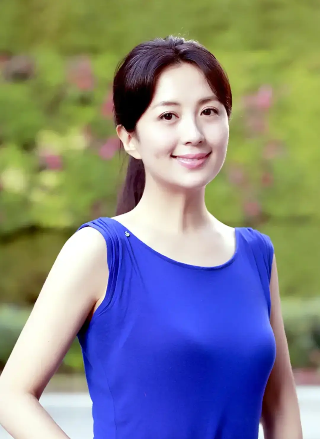 央视"最美"女主持,拍戏时意外怀孕,如今48岁孩子生父还是个谜_杨童舒