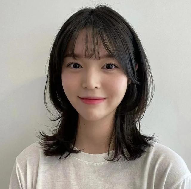 披肩长度的发型几乎可以说是常青款,不限制脸型,通过调节脸周的碎发