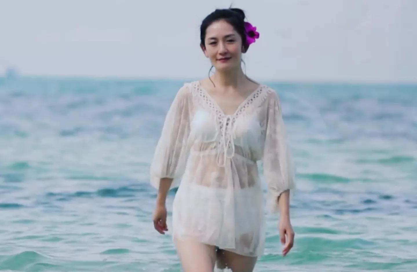 谢娜穿"透视泳装"起身那刻,腹肌太撩人,哪像生双胞胎的肚皮?