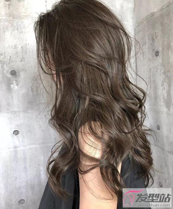 这个大卷烫发发型的卷度是比较自然的,不会担心会显老,喜欢时尚有气质