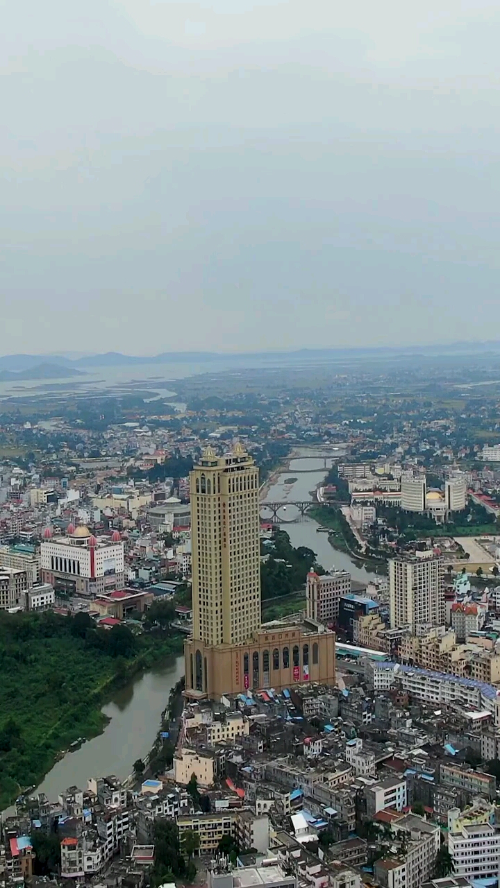 中越边境广西东兴与越南芒街两座城市差距大吗#在看航拍