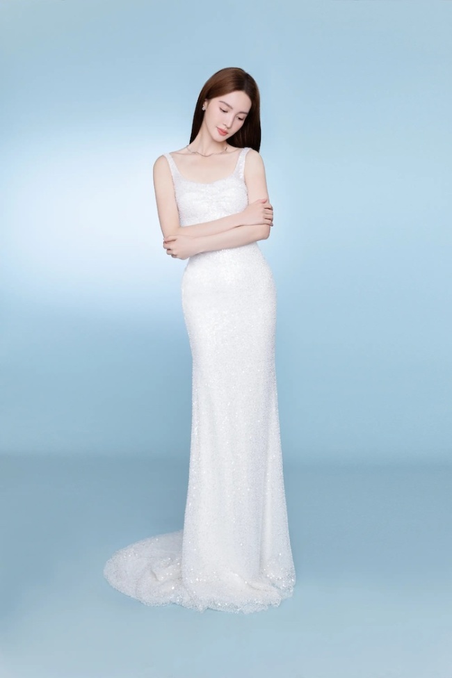 金晨着纯白色礼裙大秀美背曲线曼妙温柔动人2