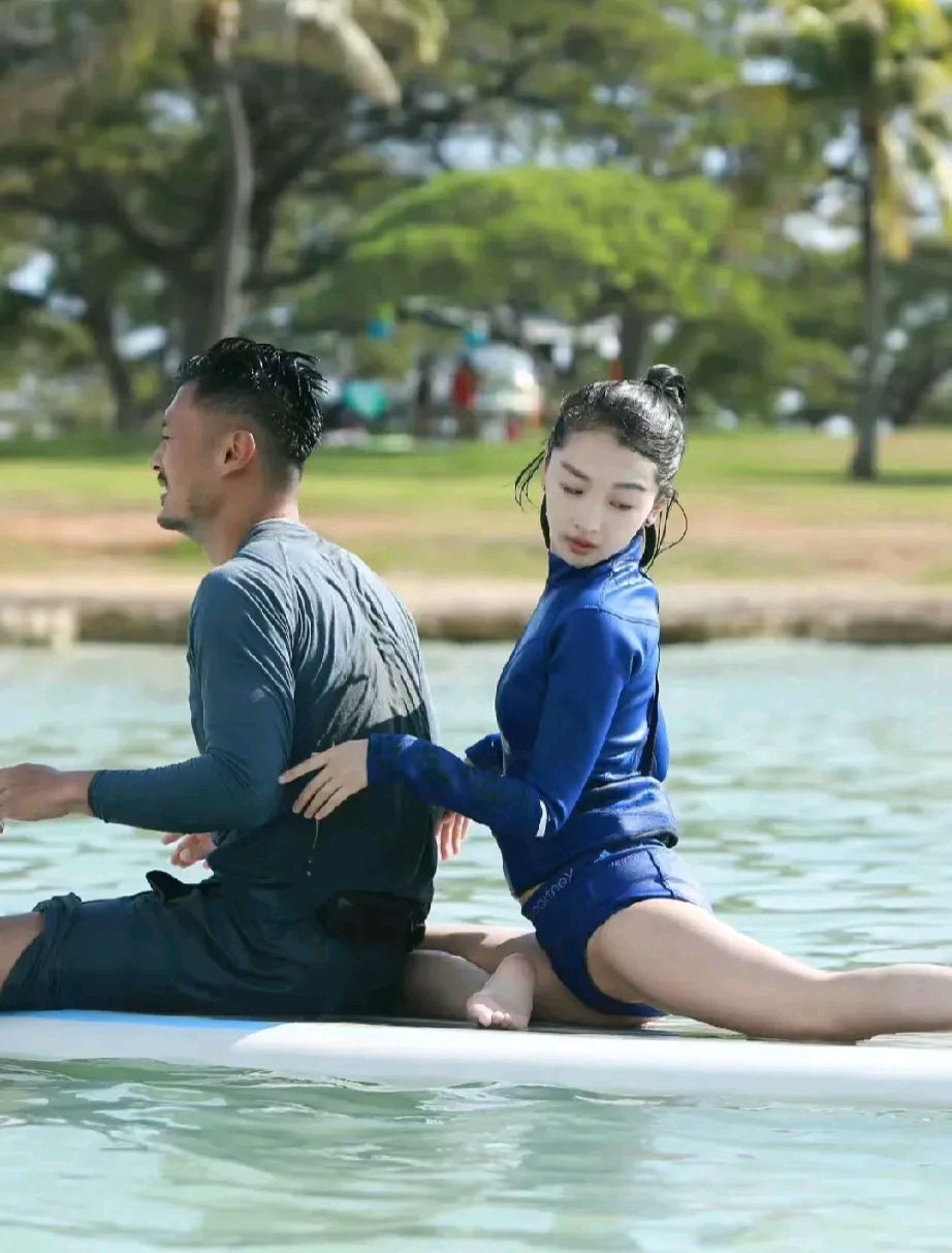 周冬雨,余文乐水上拍情侣瑜伽动作险遭走光 周冬雨和余文乐水上拍情侣