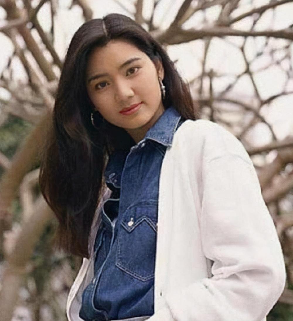 洪欣年轻时美得惊艳脱俗,卫衣搭牛仔裤俏皮减龄,一笑让人心颤