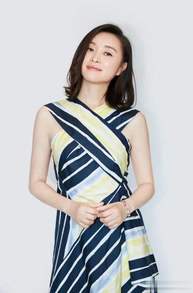 52岁吴越亲身示范:留短发,穿素衣,化淡妆,上了年纪也优雅耐看