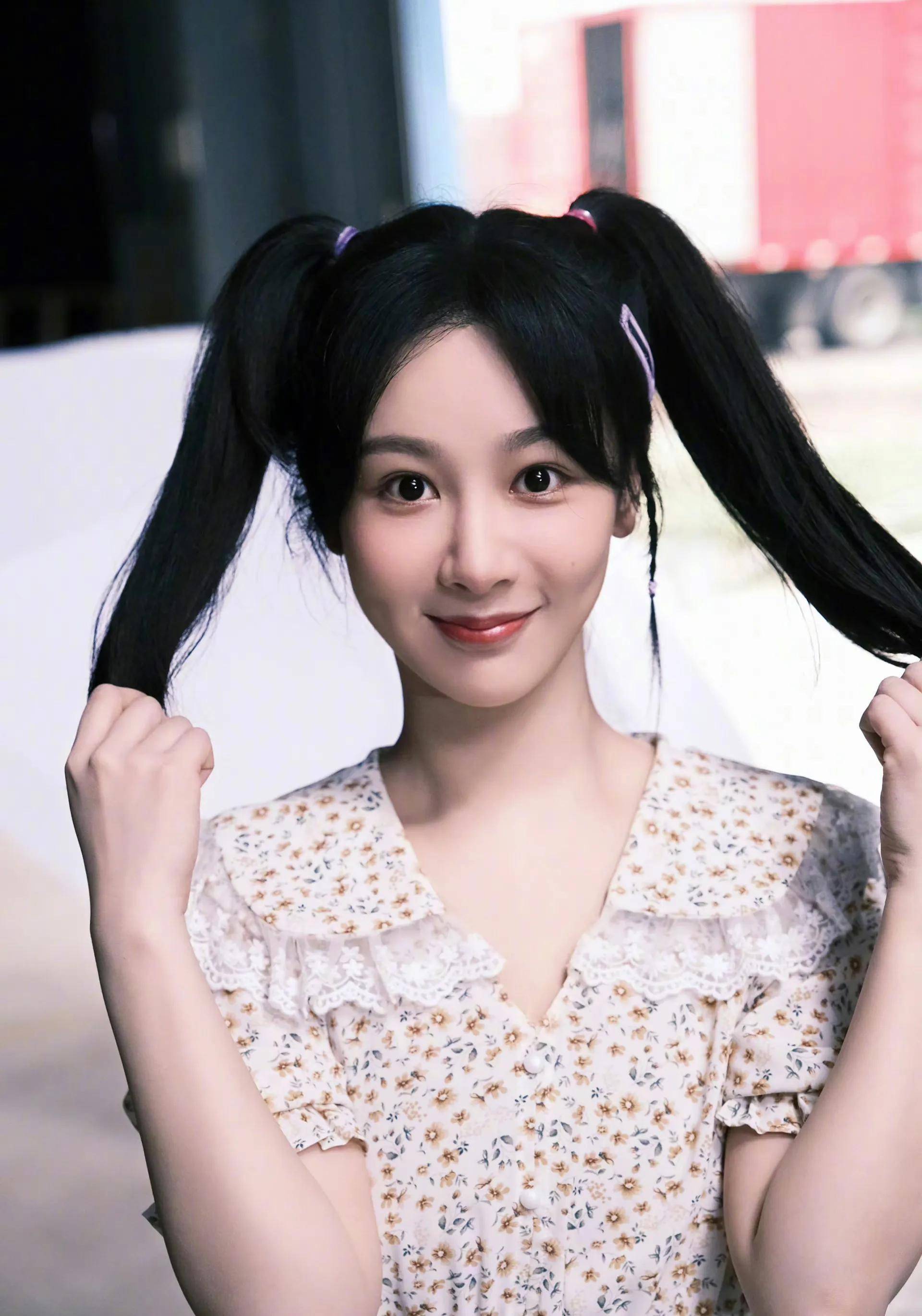 明星过六一大不同:杨幂回港陪小糯米,李湘王岳伦合体陪孩子逛街