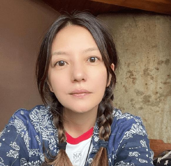 赵薇晒自拍,是素颜出镜但美颜过,皮肤蜡黄却没皱纹是不真实的