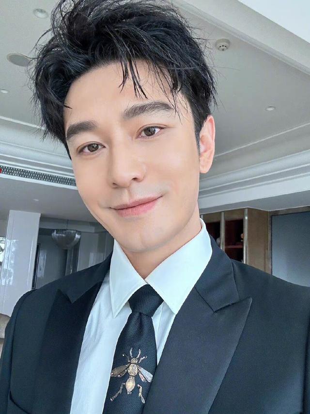 网友偶遇杨颖带小海绵,前夫黄晓明晒全家福秀爱!过往合照好甜蜜