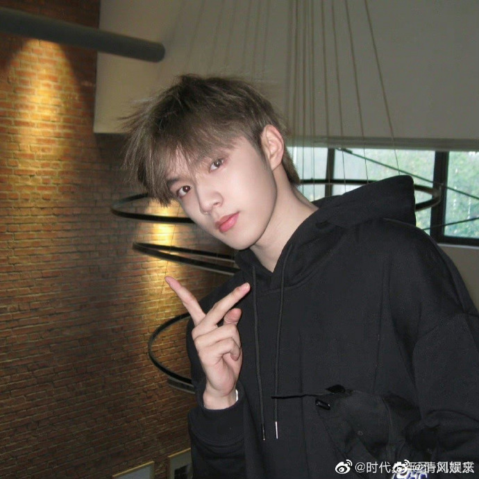 刘耀文最新拍立得随拍##刘耀文胶片风比耶随拍