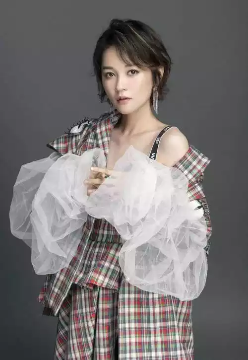 2010年,程响加入金翼龙唱片公司,成为旗下歌手并发行龙军为其创作的