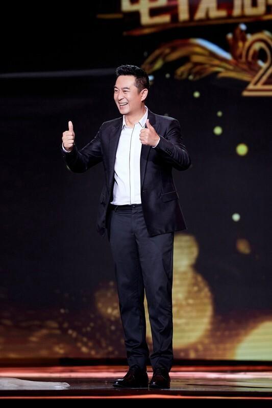 张嘉译携二婚妻子同台!一个清纯少女一个痴汉笑,搂着老婆好腻歪