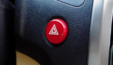 相信大家都还记得,我们在学科目一的时候,有明文规定当车子遇到状况的