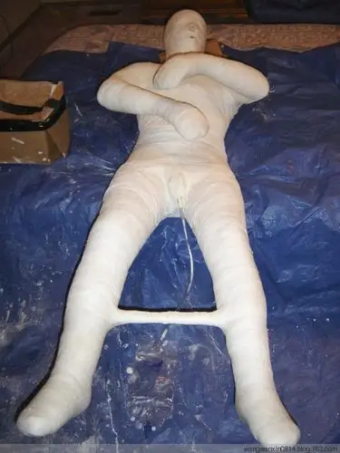 白色石膏包裹的美女