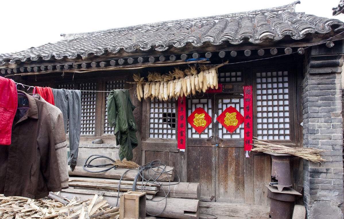 在农村老房子都不再住人了,为什么还要给它翻修?里面大有文章