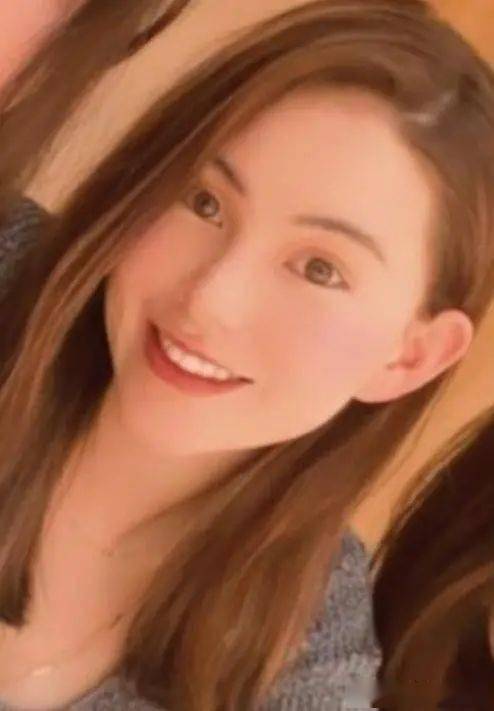 昆凌怀孕6个月周杰伦带她逛街挺着大肚子的昆凌孕样十足