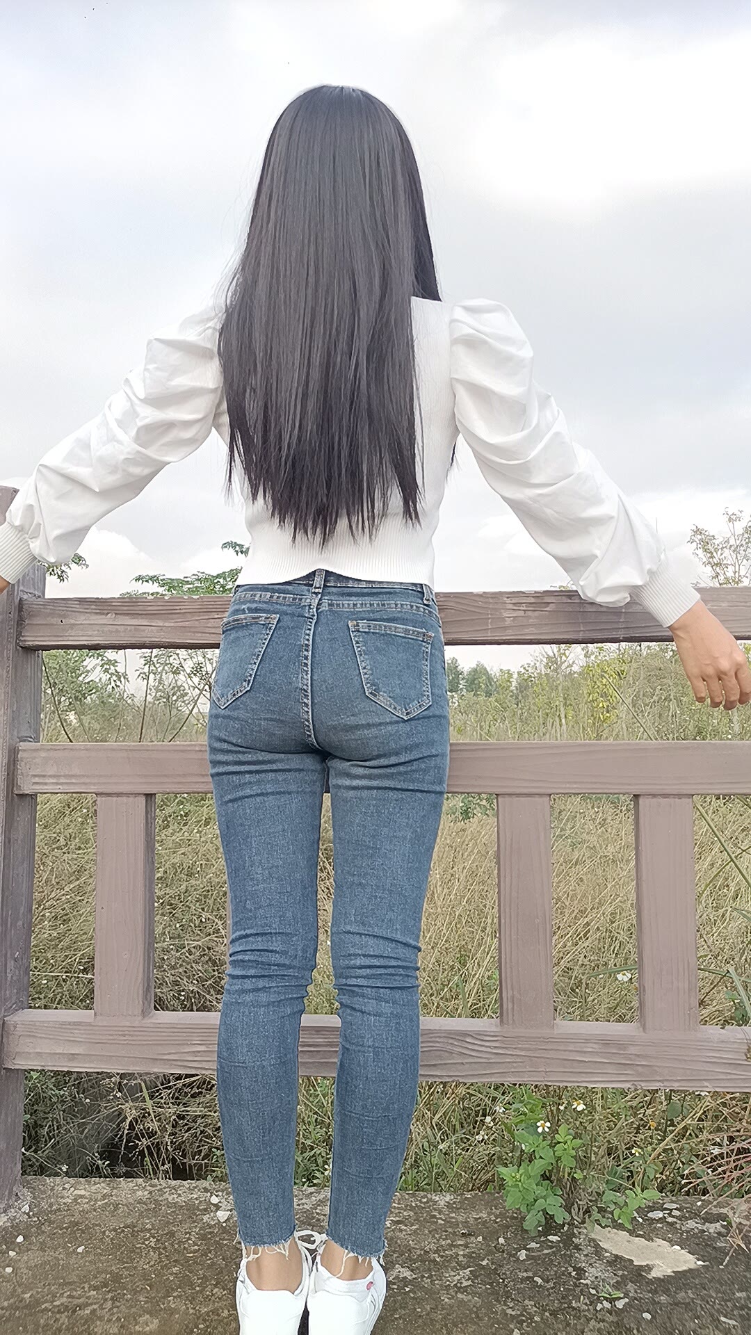 街拍美女,黑色紧身牛仔裤小姐姐,完美的背影杀!