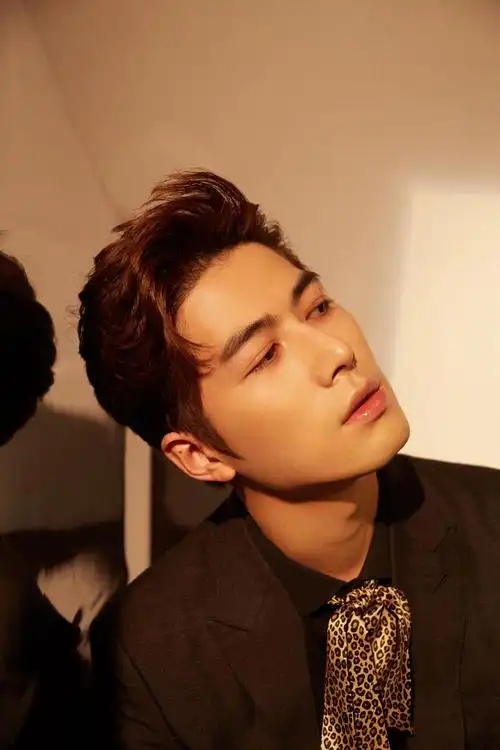 陈学冬黑色西装俊逸有型写真