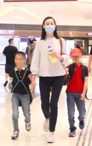 梁洛施晒双胞胎庆生照 细心网友被蛋糕上的小名笑翻