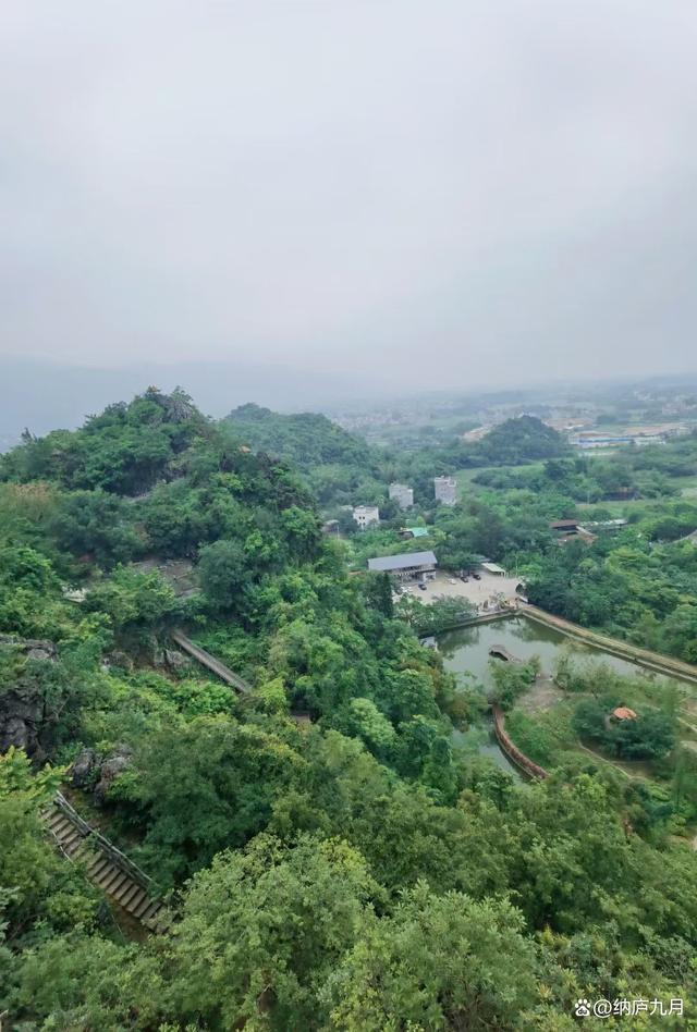 偷得半日闲,驱车阳春之西崆峒岩,突见山峰陡起,草木繁茂处露一角飞檐