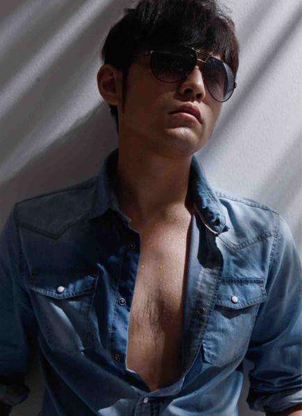 在很早之前网上有这么一个帖子,大家都在争论周杰伦有没有胸毛,双方