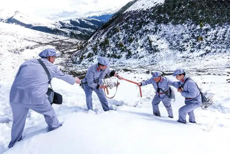 团结互助重走长征雪山路