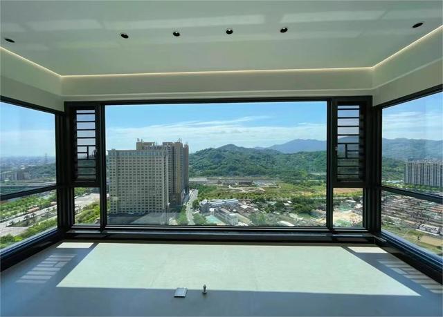 新房入住半年,阳台玻璃窗就渗水,晃动,后悔当时没注意这6点