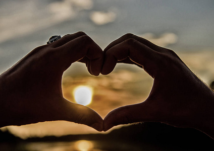 男性手呈心形手势,象征爱情和浪漫.