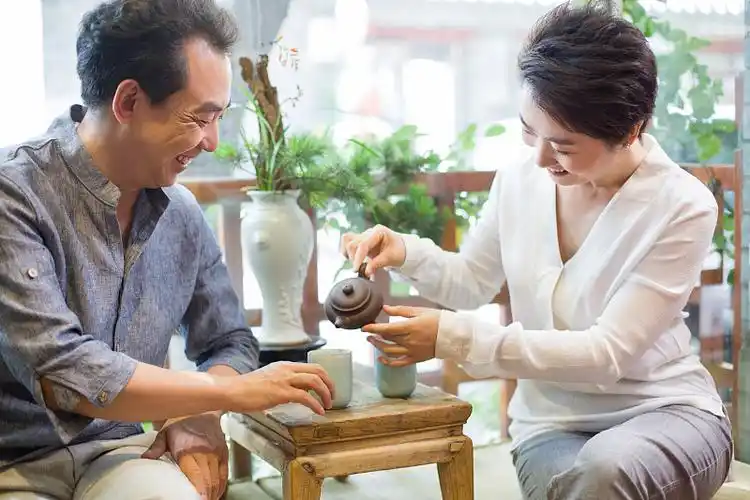 两位朋友在茶馆喝茶聊天图片