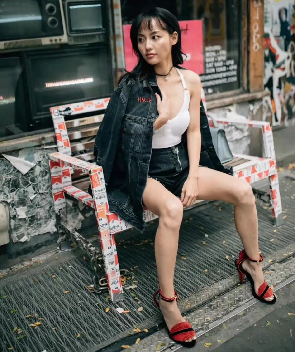 张嘉倪国外街拍照被翻出,衣着清凉反差大,清纯人设备受质疑_照片