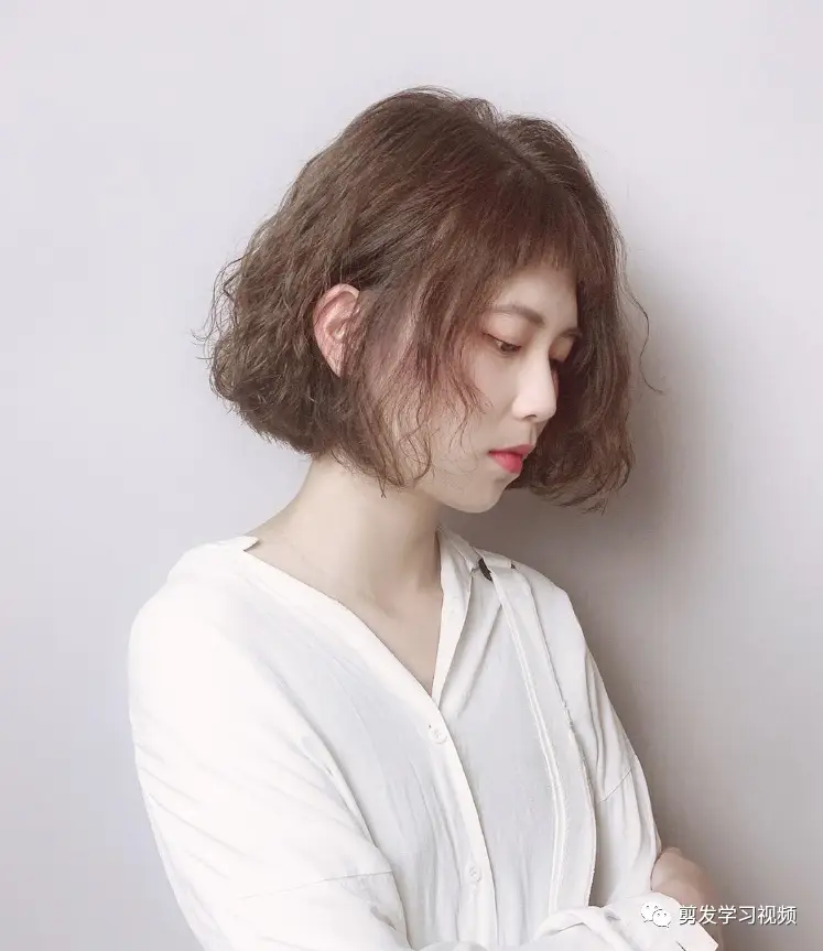 初秋最流行烫发"烫全头"